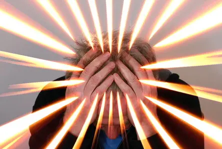 Stress und Stressabbau Das Foto zeigt die Auswirkungen von Stress. Stressabbau durch Hypnose hat sich überaus gut bewährt und hilft wieder den Alltag frei und entspannt zu erleben.